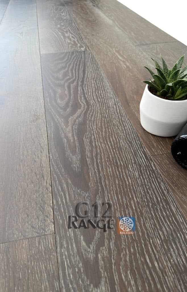bespoke-oak-plank-installation-detail.webp - bespoke plank fitting and grain detail