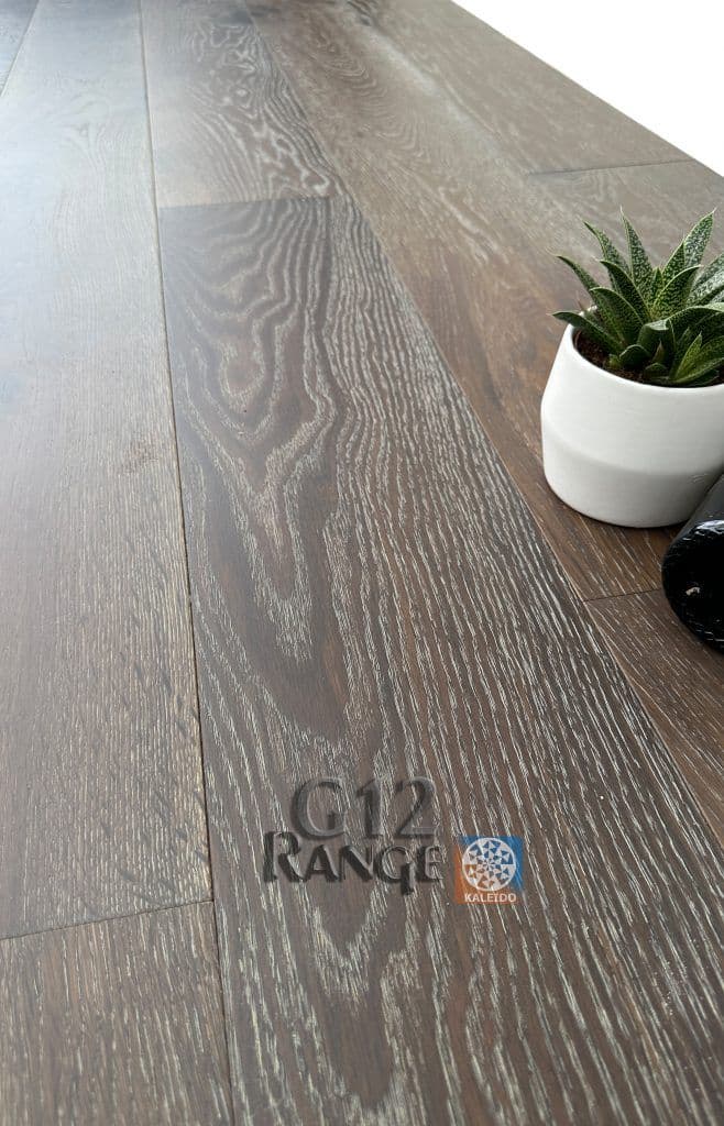 bespoke-oak-plank-installation-detail.webp - bespoke plank fitting and grain detail